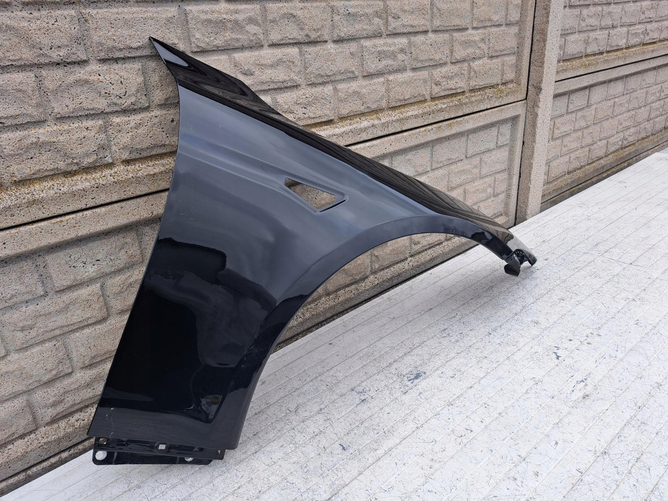 TESLA MODEL S PLAID BŁOTNIK PRAWY PRZEDNI - (17207751303)