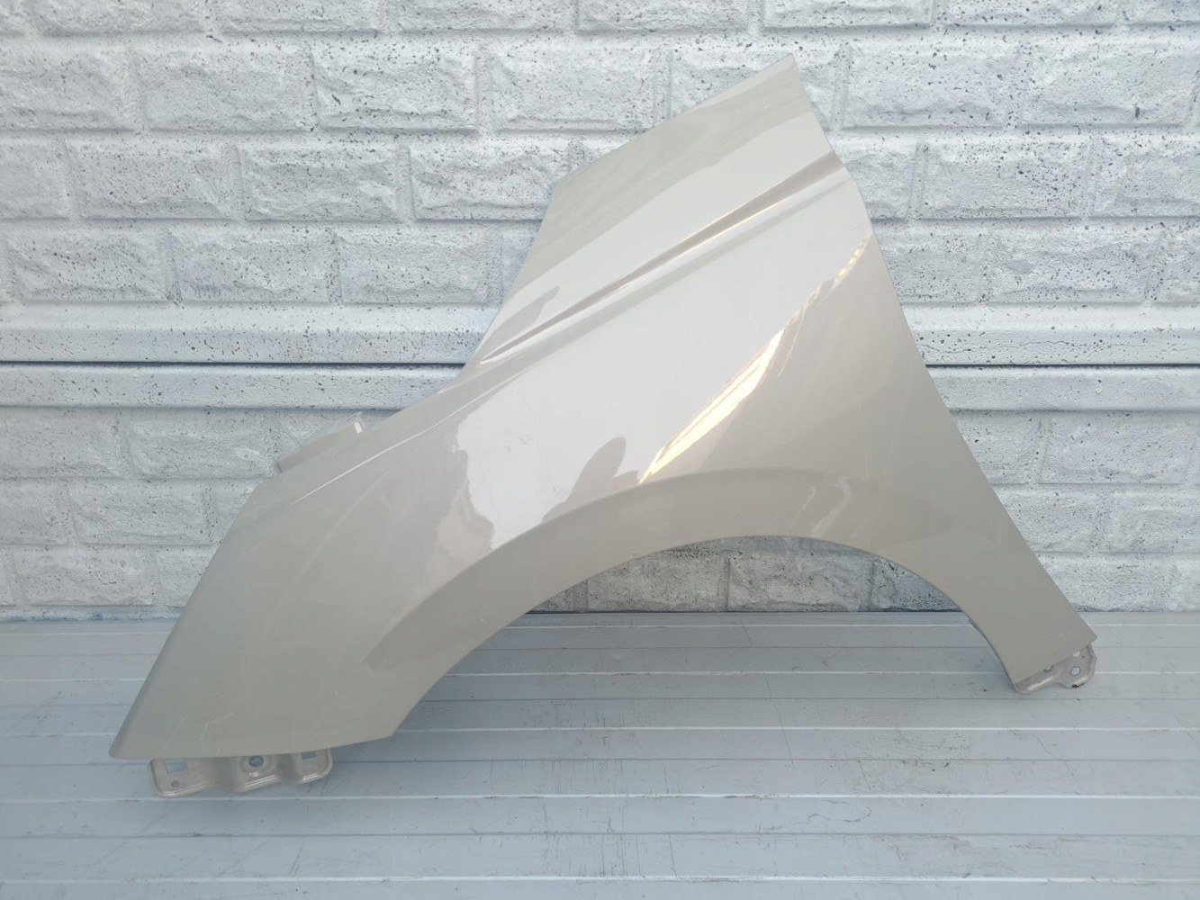 SUZUKI SWIFT Mk9 BŁOTNIK PRZEDNI LEWY - (17278756526)