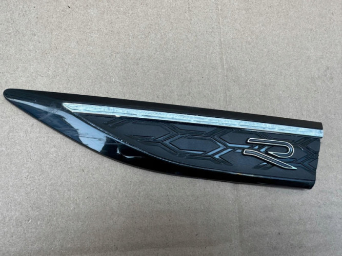 VOLKSWAGEN TAIGO R-LINE R LINE EMBLEMAT ZNACZEK ORYGINAŁ - (17317744555)