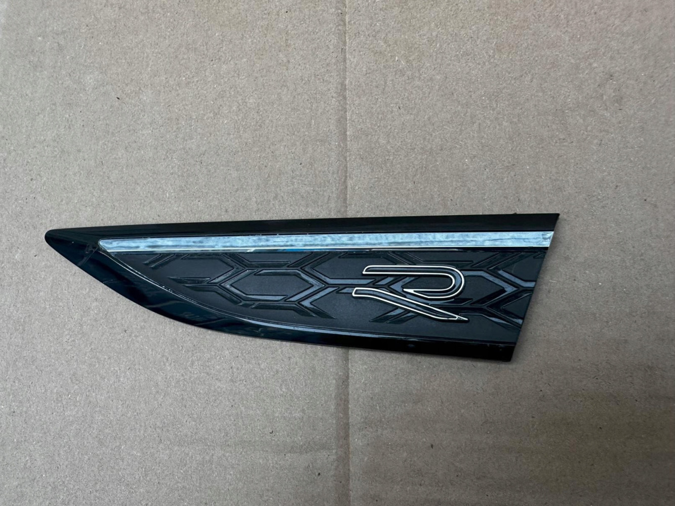 VOLKSWAGEN TAIGO R-LINE R LINE EMBLEMAT ZNACZEK ORYGINAŁ - (17317744555)