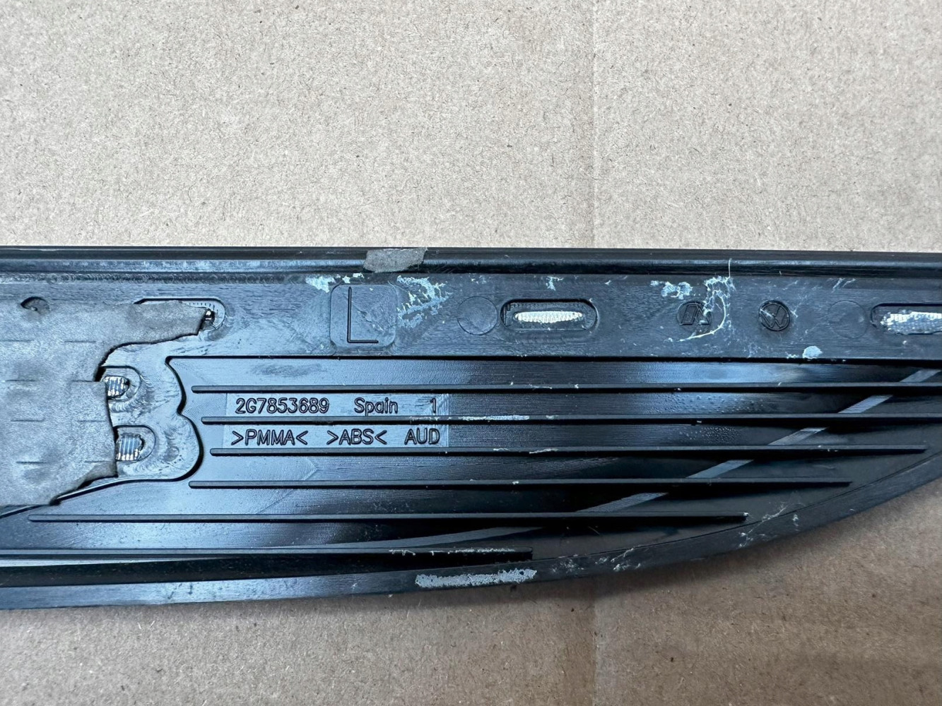 VOLKSWAGEN TAIGO R-LINE R LINE EMBLEMAT ZNACZEK ORYGINAŁ - (17317744555)