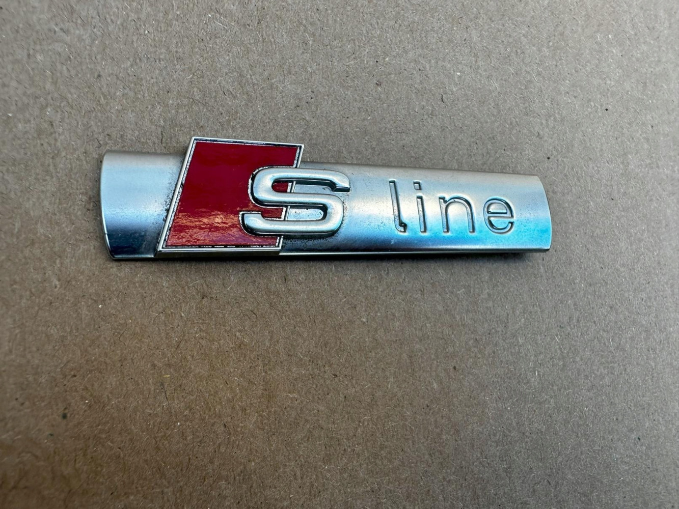 AUDI S-LINE S LINE SREBNY EMBLEMAT ZNACZEK ORYGINAŁ - (17317769306)