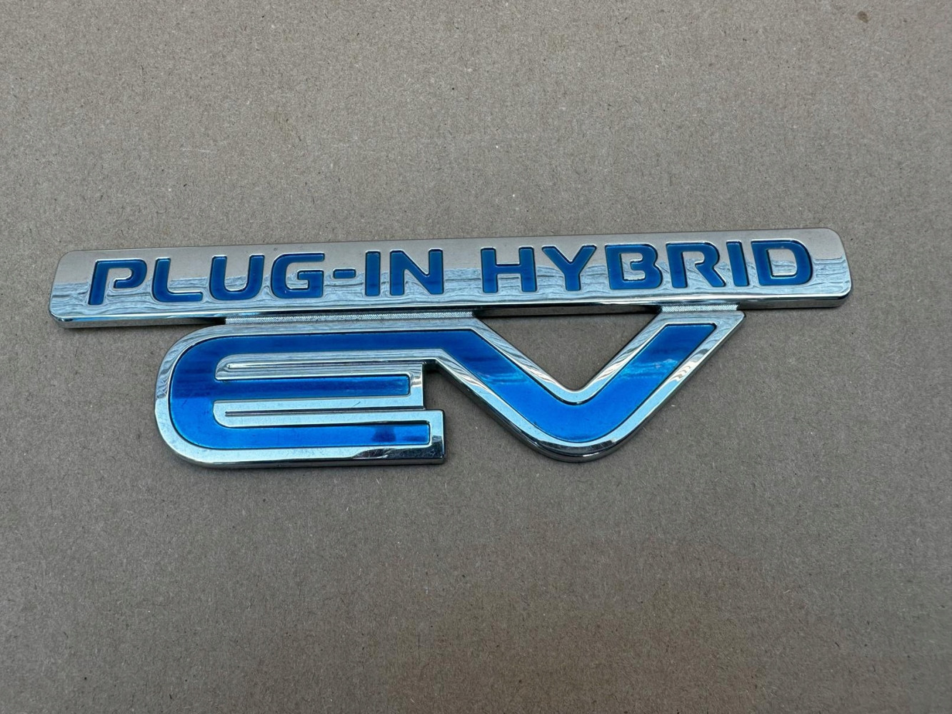 MITSUBISHI OUTLANDER EMBLEMAT ZNACZEK ORYGINAŁ - (17317784838)