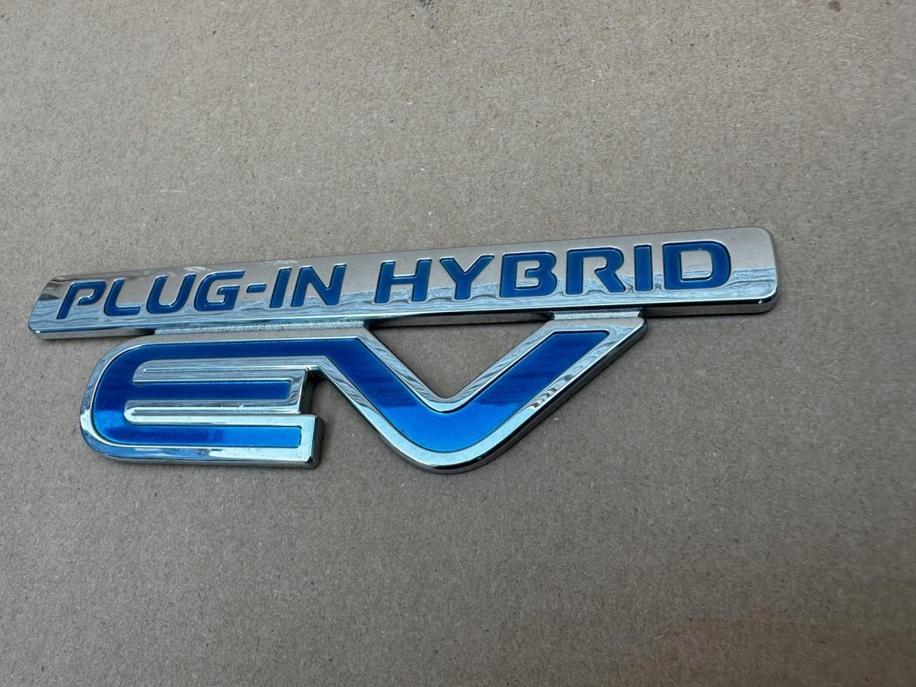 MITSUBISHI OUTLANDER EMBLEMAT ZNACZEK ORYGINAŁ - (17317784838)