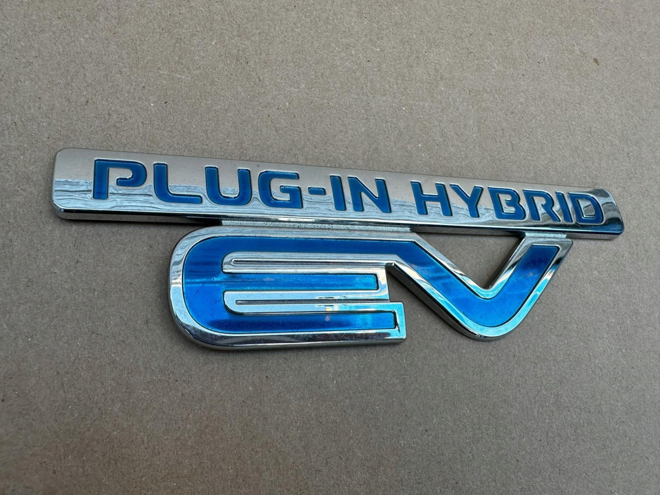 MITSUBISHI OUTLANDER EMBLEMAT ZNACZEK ORYGINAŁ - (17317784838)