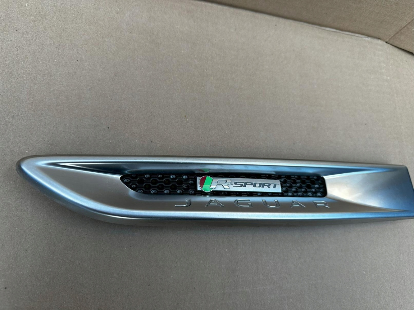 JAGUAR XF II X260 ZNACZEK ORYGINAŁ - (17317795515)