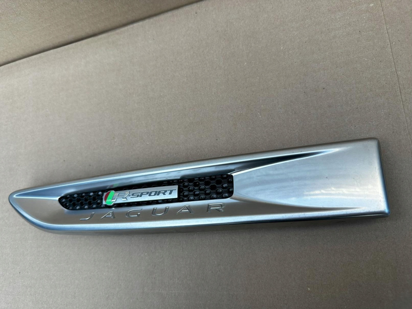 JAGUAR XF II X260 ZNACZEK ORYGINAŁ - (17317795515)
