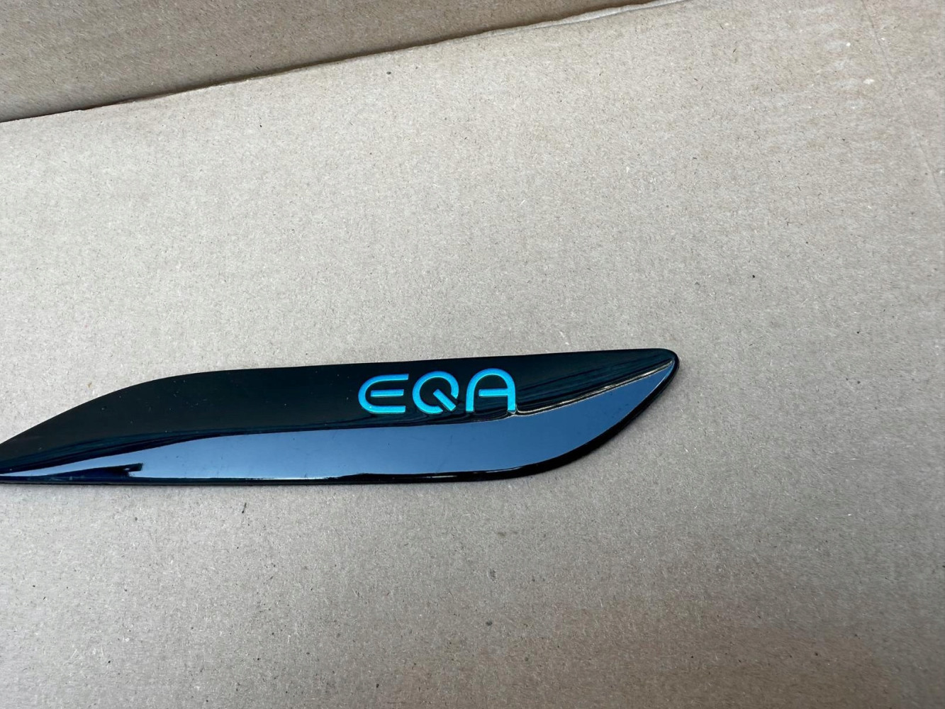 MERCEDES EQA EMBLEMAT ZNACZEK ORYGINAŁ - (17317808975)