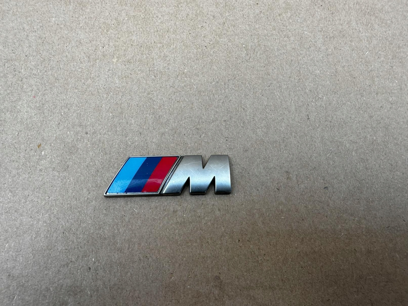 BMW M PAKIET EMBLEMAT ZNACZEK ORYGINAŁ - (17317951588)
