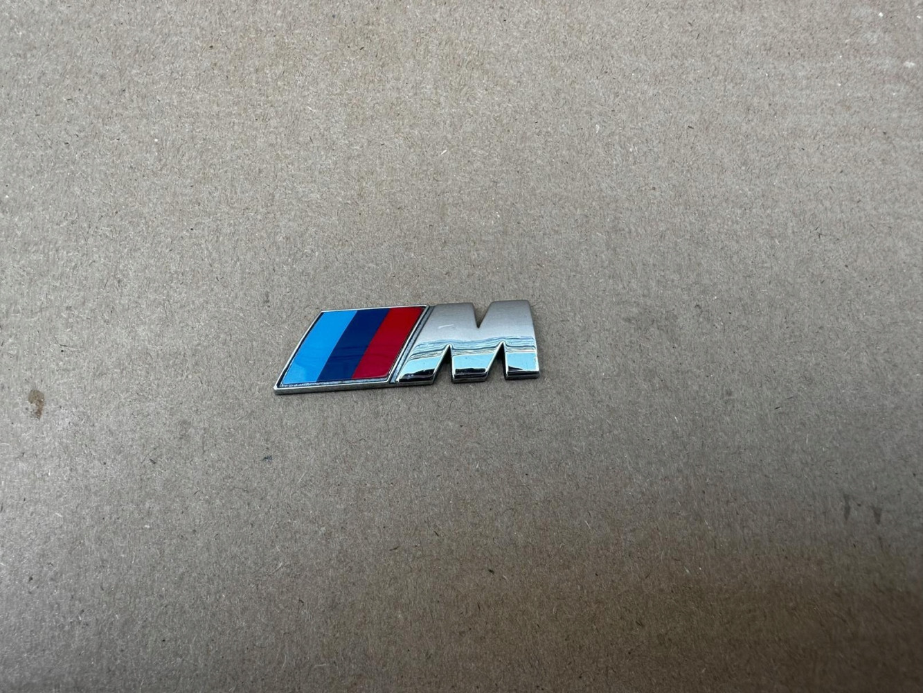 BMW M PAKIET EMBLEMAT ZNACZEK ORYGINAŁ - (17317951588)