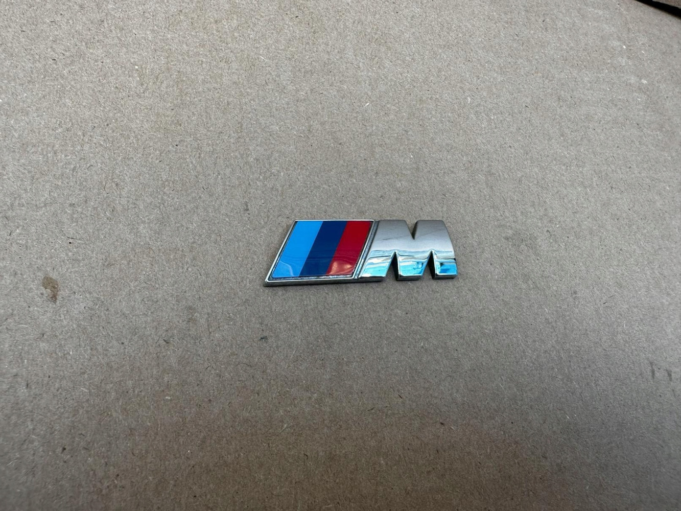 BMW M PAKIET EMBLEMAT ZNACZEK ORYGINAŁ - (17317951588)