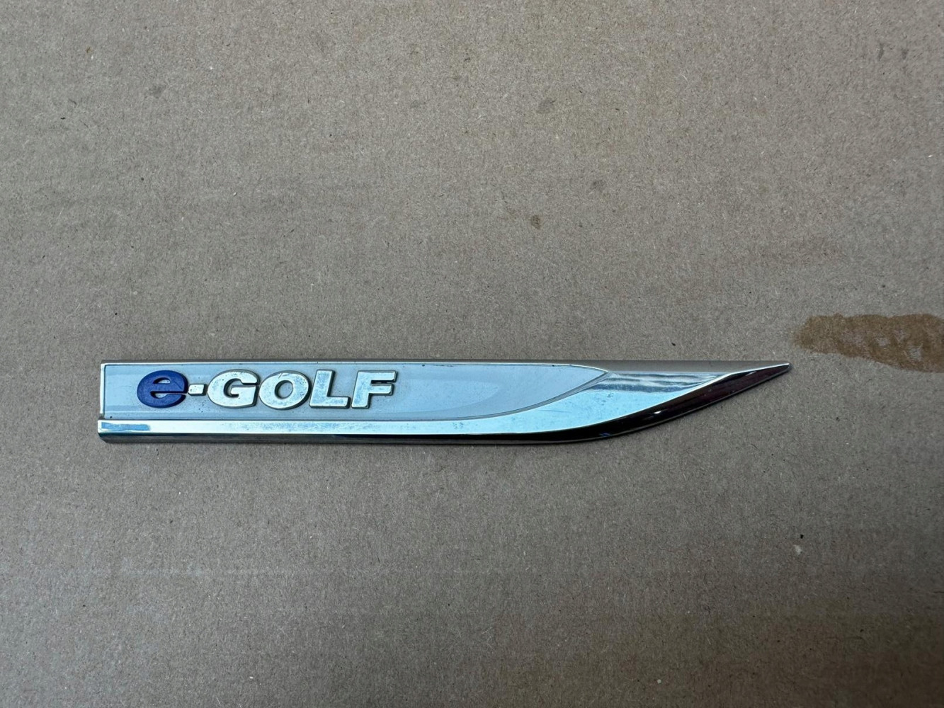 VW VOLKSWAGEN E-GOLF VII EMBLEMAT ZNACZEK ORYGINAŁ - (17318155336)