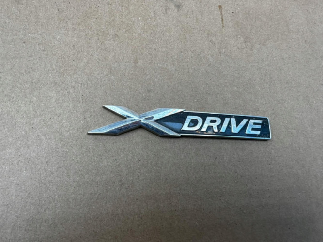 BMW XDRIVE METALOWY EMBLEMAT ZNACZEK ORYGINAŁ - (17318220162)