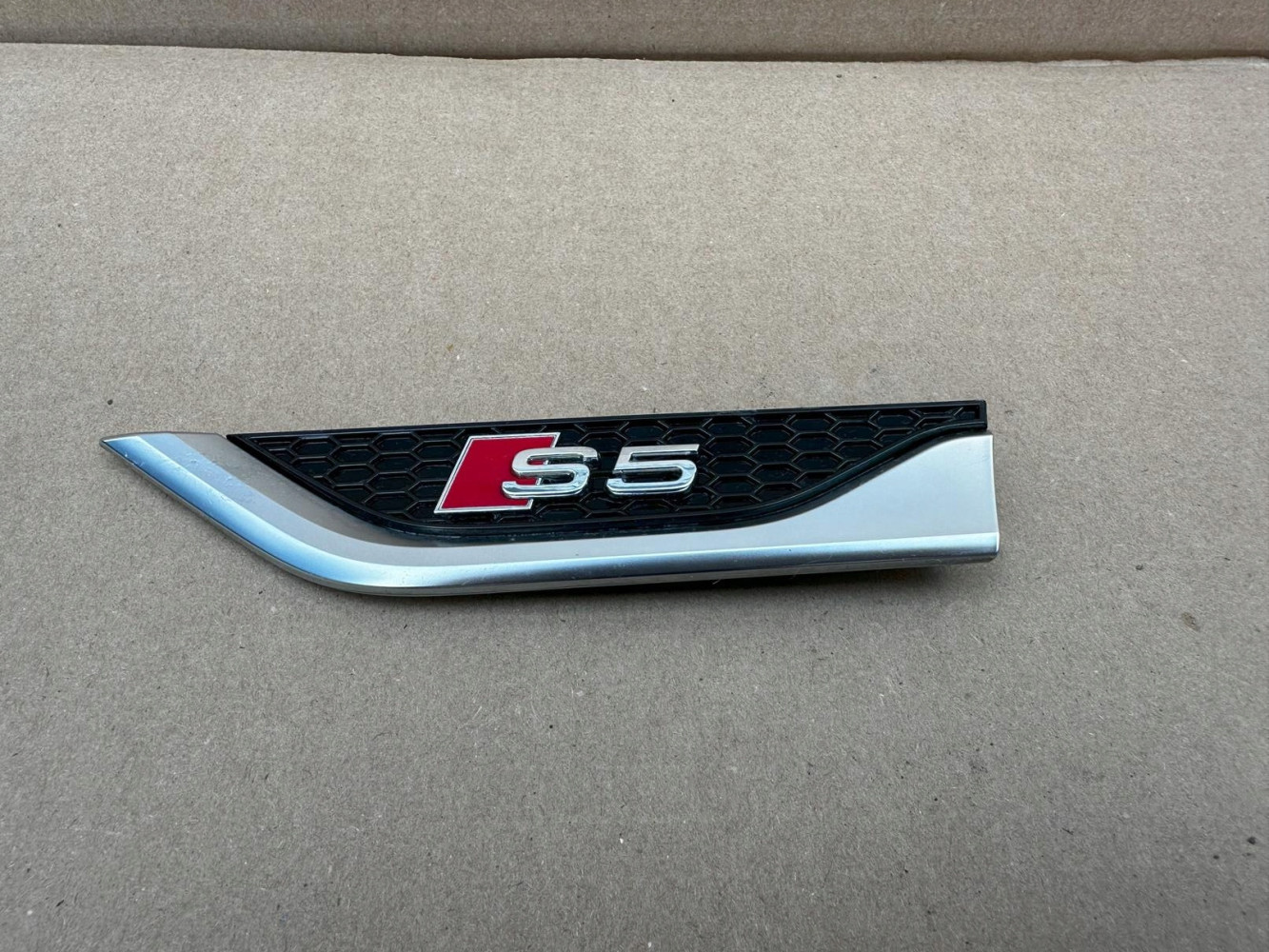 AUDI A5 8W S LINE S-LINE EMBLEMAT ZNACZEK ORYGINAŁ - (17318239459)