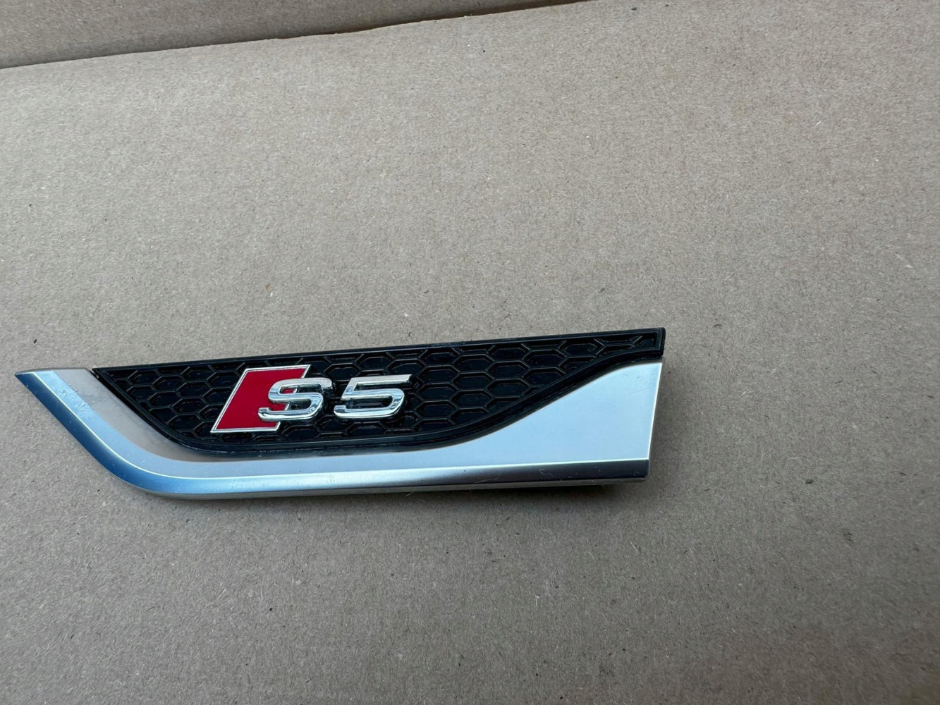 AUDI A5 8W S LINE S-LINE EMBLEMAT ZNACZEK ORYGINAŁ - (17318239459)
