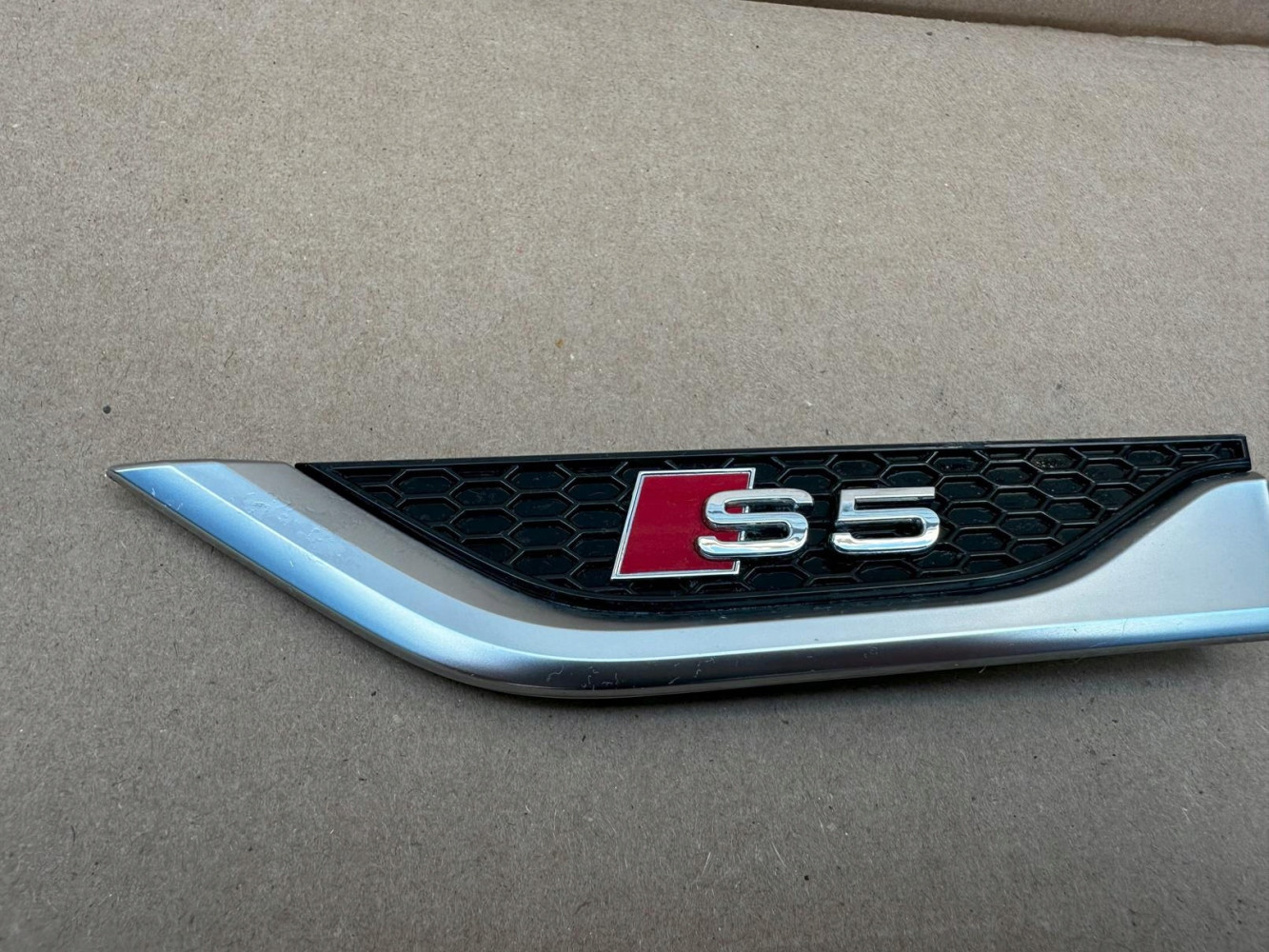 AUDI A5 8W S LINE S-LINE EMBLEMAT ZNACZEK ORYGINAŁ - (17318239459)