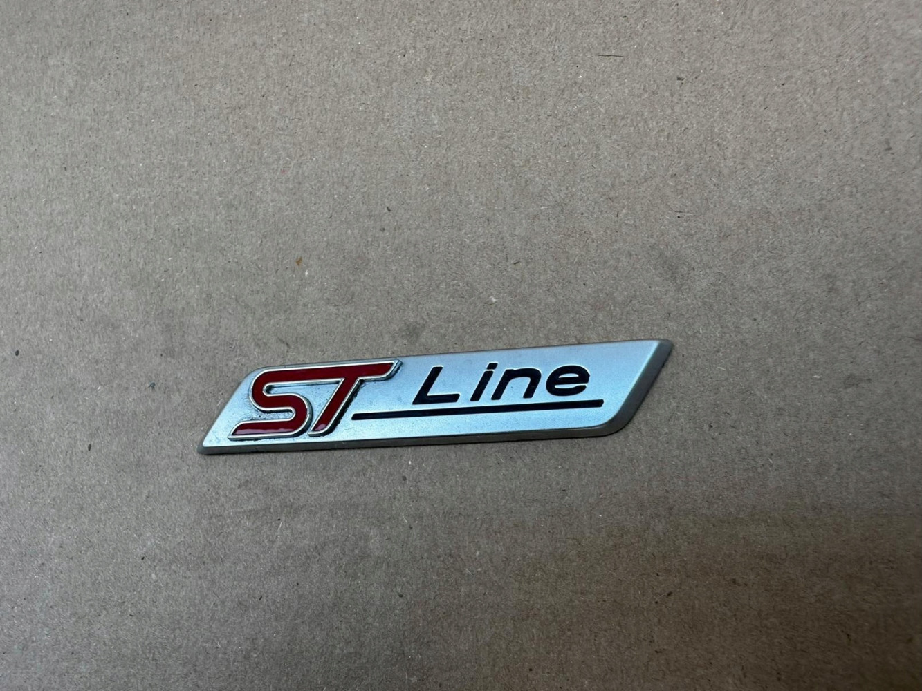 FORD ST LINE ST-LINE SREBNY EMBLEMAT ZNACZEK ORYGINAŁ - (17319945873)