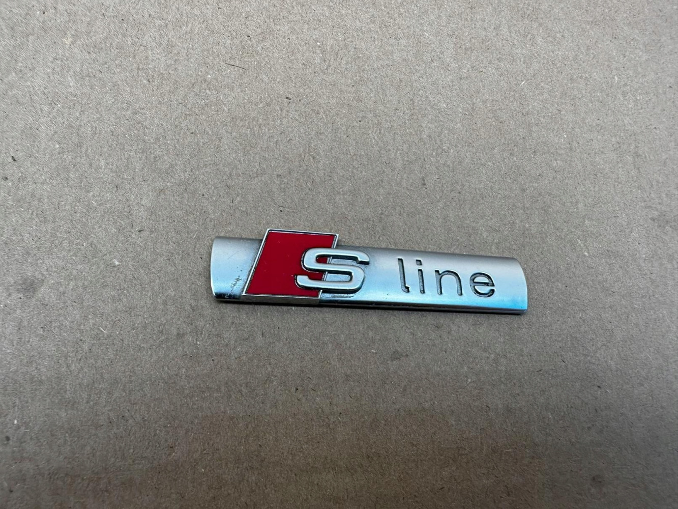 AUDI S LINE S-LINE SREBNY 8NC853601A EMBLEMAT ZNACZEK ORYGINAŁ - (17319952538)