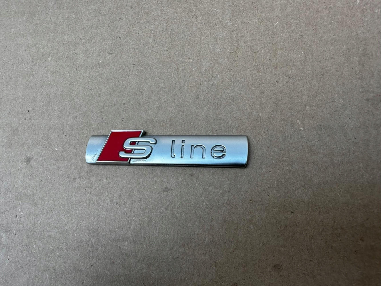 AUDI S LINE S-LINE SREBNY 8NC853601A EMBLEMAT ZNACZEK ORYGINAŁ - (17319952538)