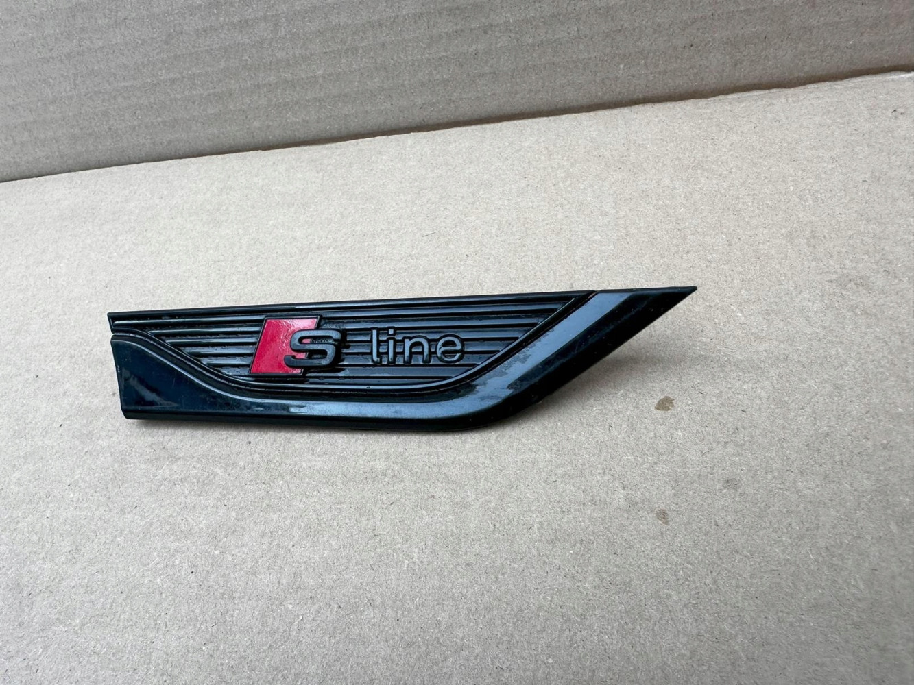 AUDI A5 S LINE 8W6 853 602B CZARNY EMBLEMAT ZNACZEK ORYGINAŁ - (17319998224)