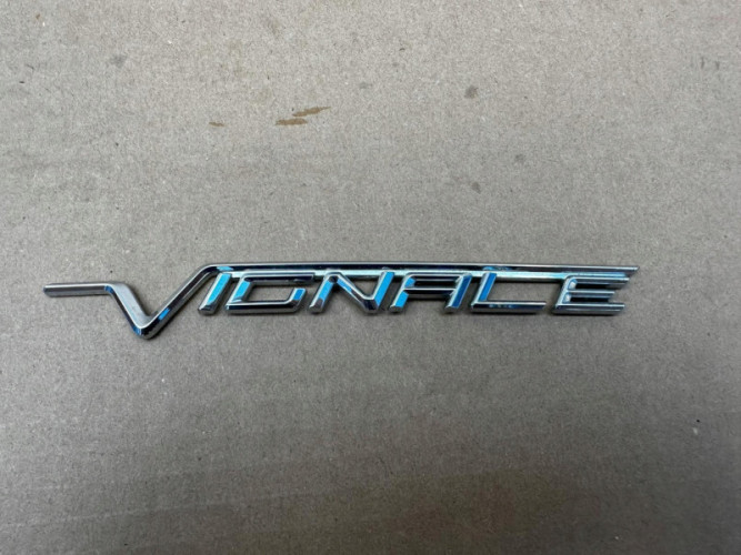 FORD FIESTA MK8 EMBLEMAT ZNACZEK ORYGINAŁ - (17320002100)
