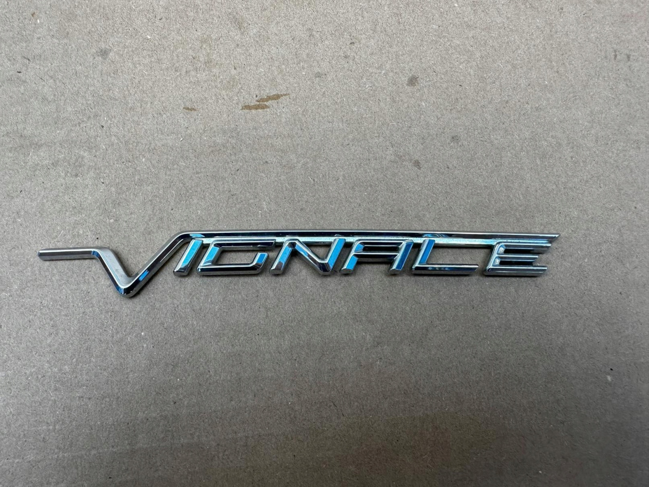 FORD FIESTA MK8 EMBLEMAT ZNACZEK ORYGINAŁ - (17320002100)