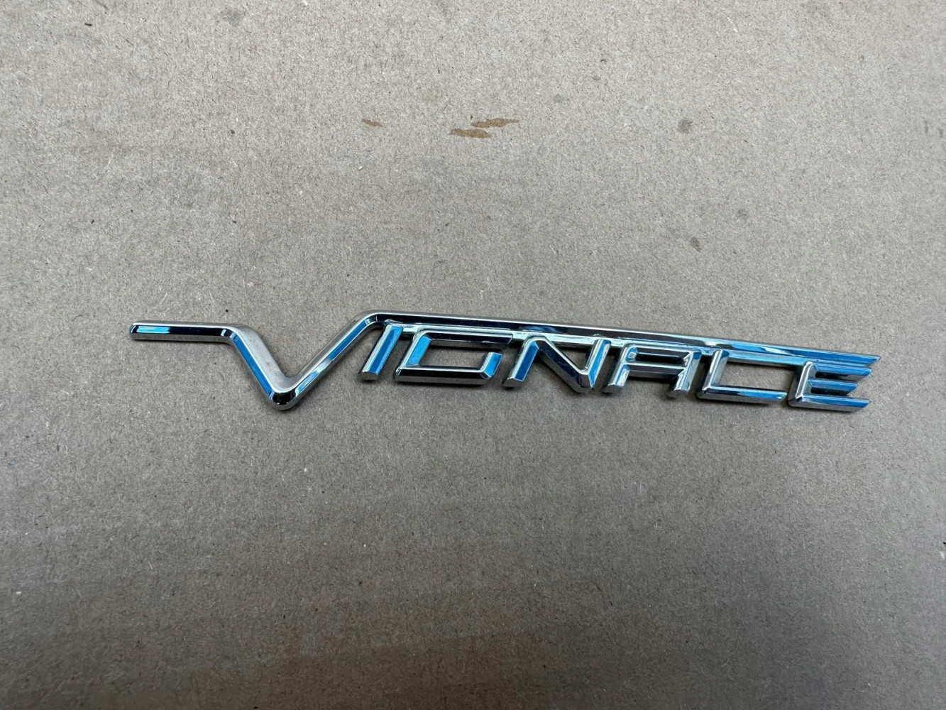 FORD FIESTA MK8 EMBLEMAT ZNACZEK ORYGINAŁ - (17320002100)
