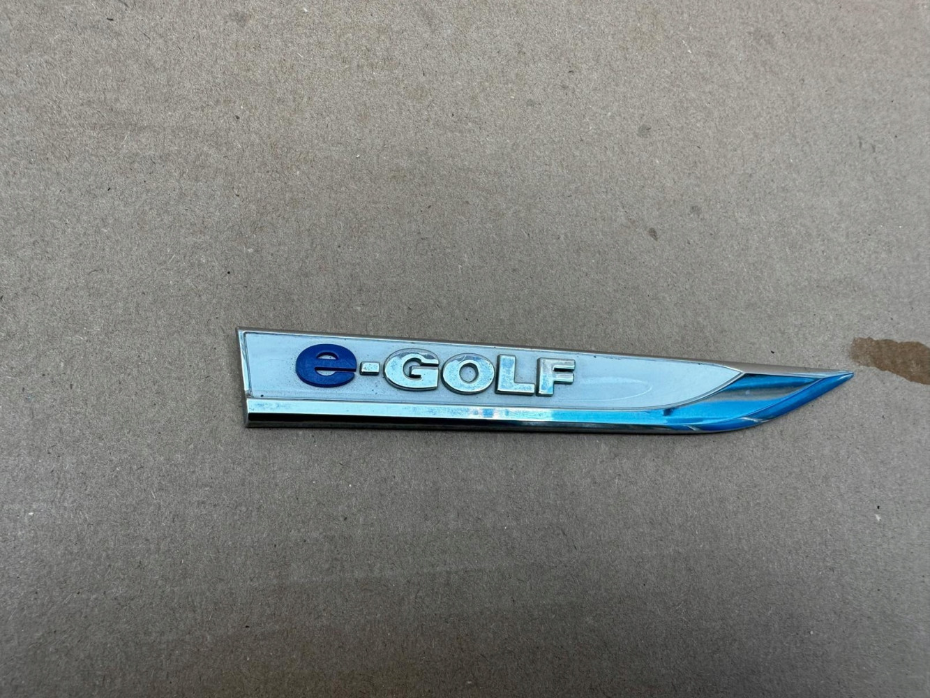VW E-GOLF VII 5GE 853688C VOLKSWAGEN EMBLEMAT ZNACZEK ORYGINAŁ - (17320028112)