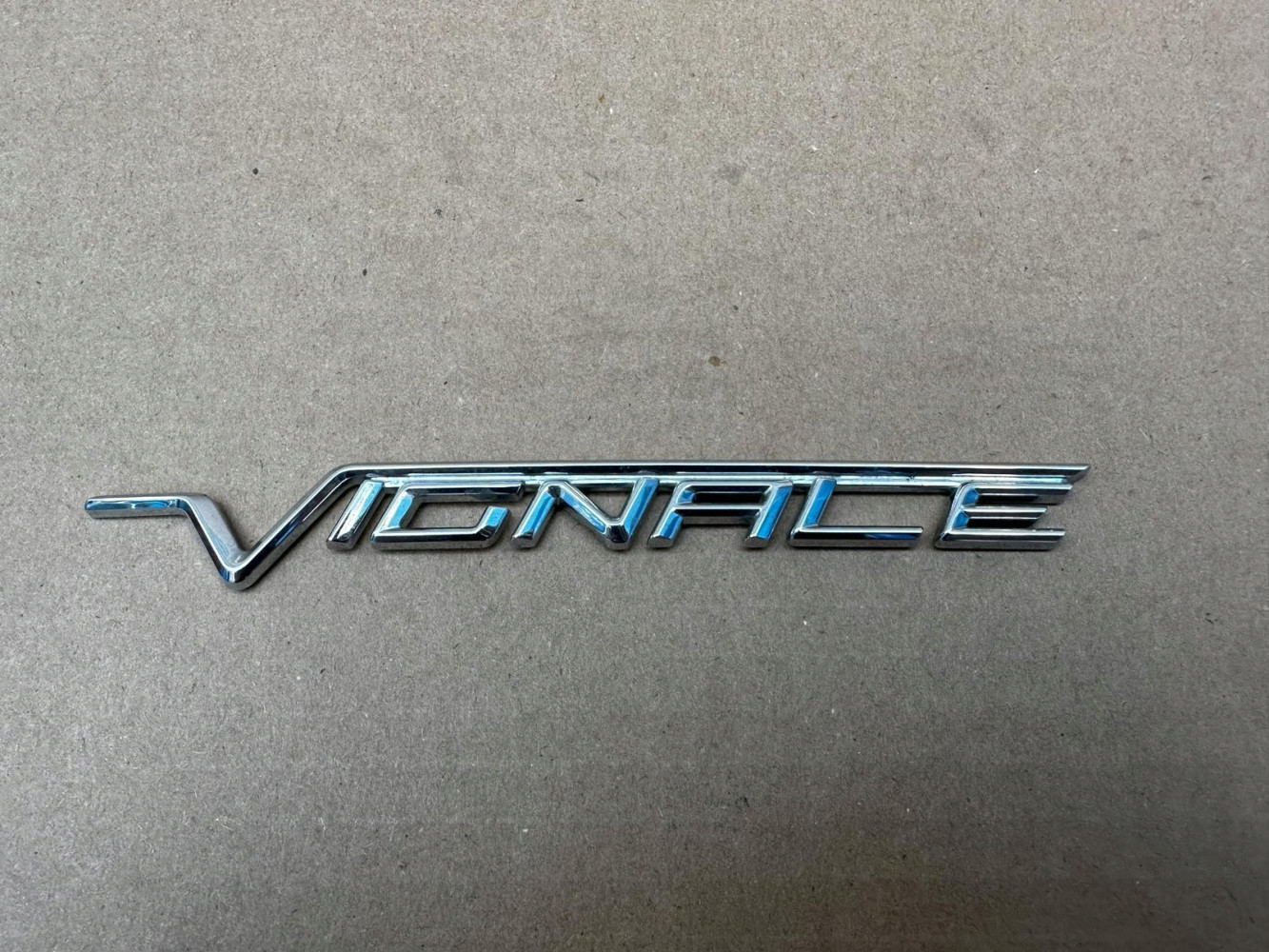FORD FIESTA MK8 VIGNALE EMBLEMAT ZNACZEK ORYGINAŁ - (17322868228)
