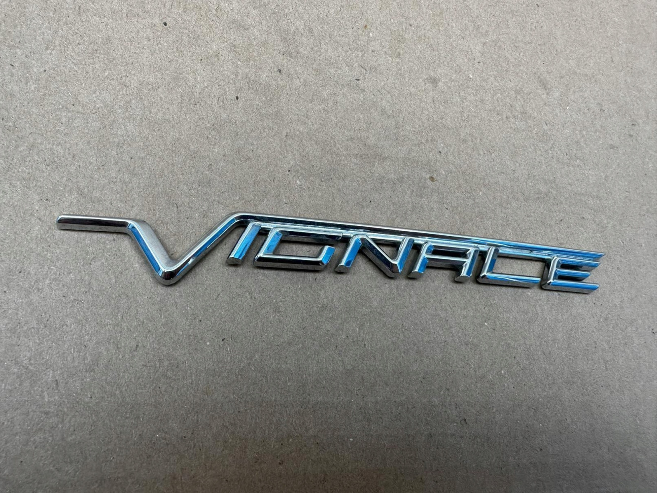FORD FIESTA MK8 VIGNALE EMBLEMAT ZNACZEK ORYGINAŁ - (17322868228)