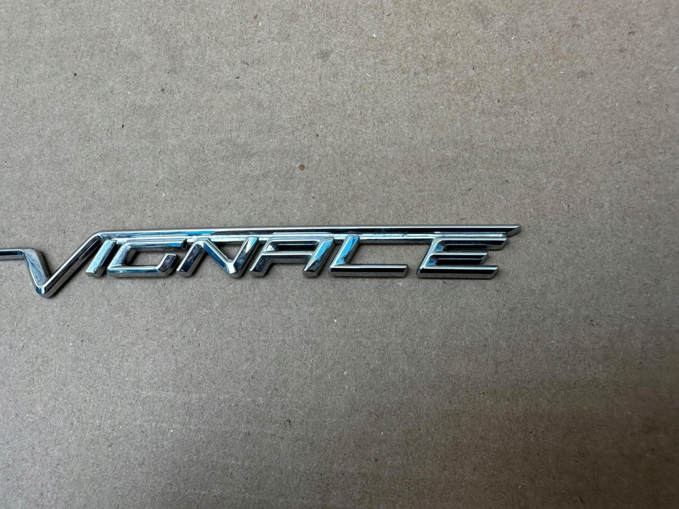 FORD FIESTA MK8 VIGNALE EMBLEMAT ZNACZEK ORYGINAŁ - (17322868228)