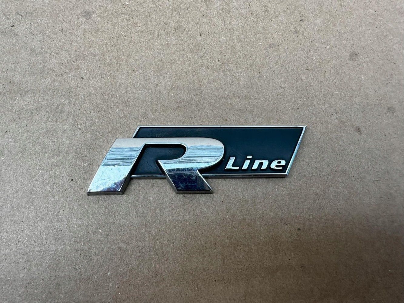 VW VOLKSWAGEN R LINE 5K0853688A ZNACZEK ORYGINAŁ - (17323109704)