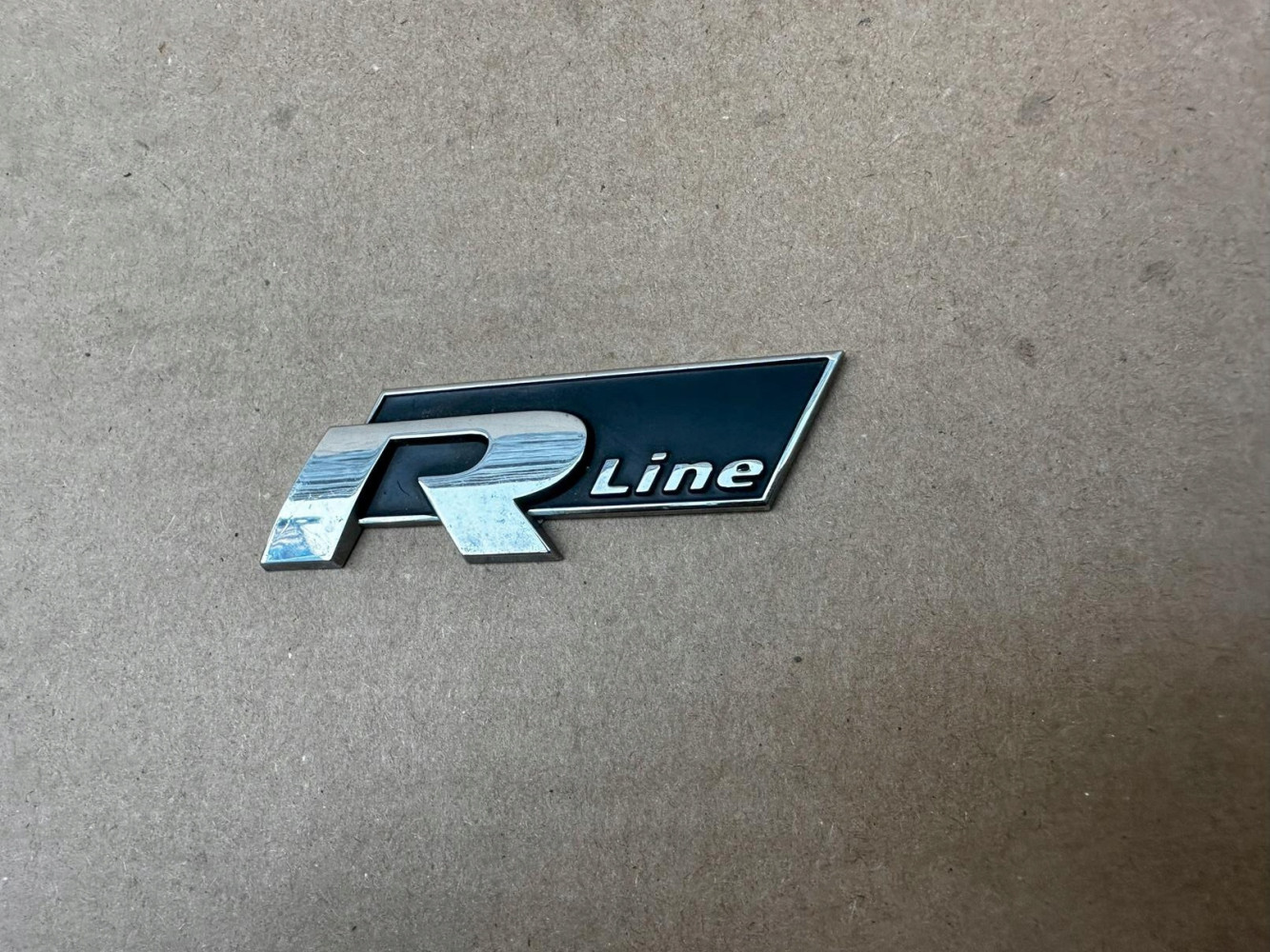VW VOLKSWAGEN R LINE 5K0853688A ZNACZEK ORYGINAŁ - (17323109704)