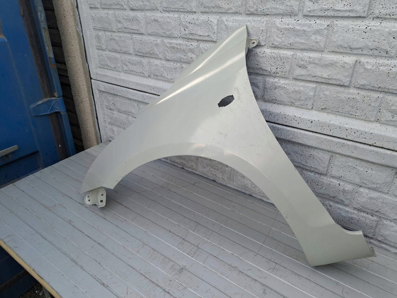 SUZUKI SWIFT Mk7 10-17 BŁOTNIK PRZEDNI LEWY NOWY - (17327783400)