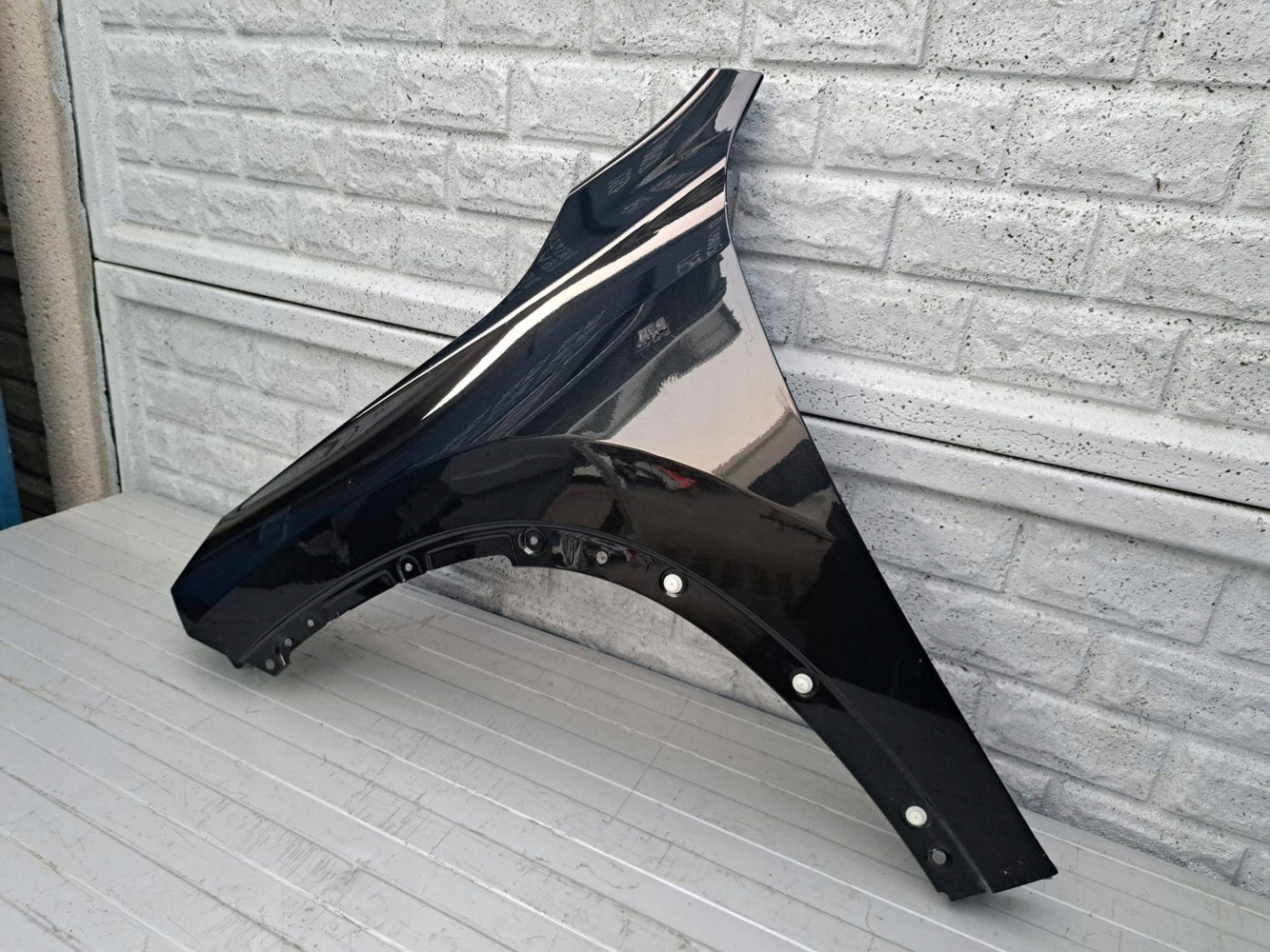 BMW X1 U11 BŁOTNIK LEWY PRZEDNI - (17330386573)