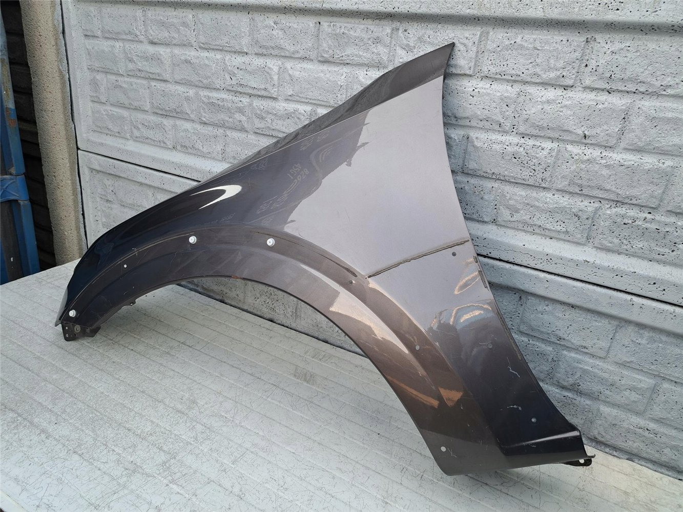 MITSUBISHI PAJERO 06 - 17 BŁOTNIK PRZEDNI LEWY ORYGINAŁ (17357154400)