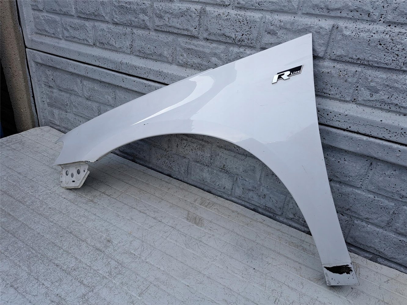 VW SCIROCCO BŁOTNIK PRZEDNI LEWY ORYGINAŁ (17357165188)