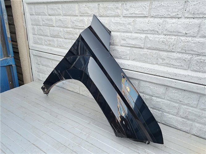 HYUNDAI KONA 2 II 2022 - 2024 BŁOTNIK PRAWY PRZEDNI ORYGINAŁ (17357379238)