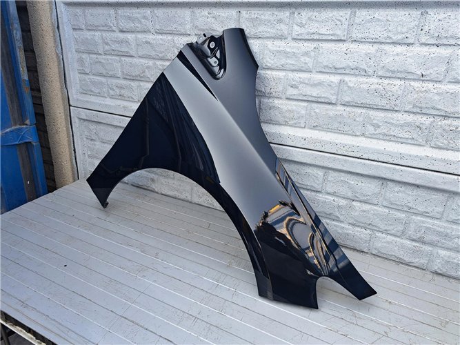 MERCEDES B-KLASA W247 W 247 BŁOTNIK PRAWY PRZEDNI ORYGINAŁ (17366373911)