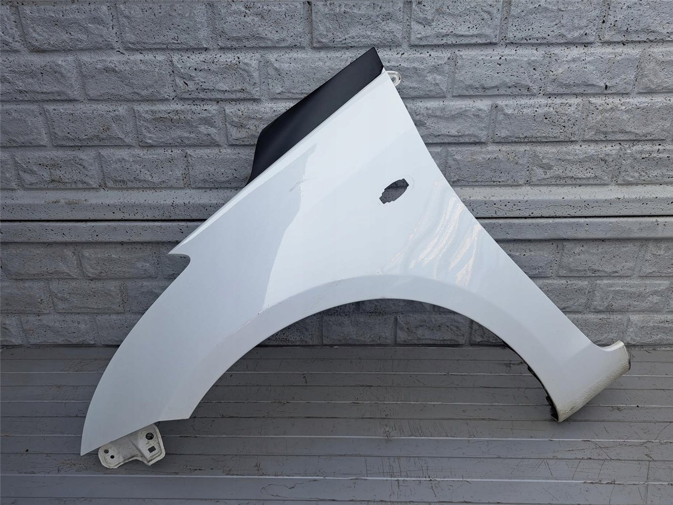 SUZUKI SWIFT Mk7 10-17 BŁOTNIK PRZEDNI LEWY ORYGINAŁ (17366442300)