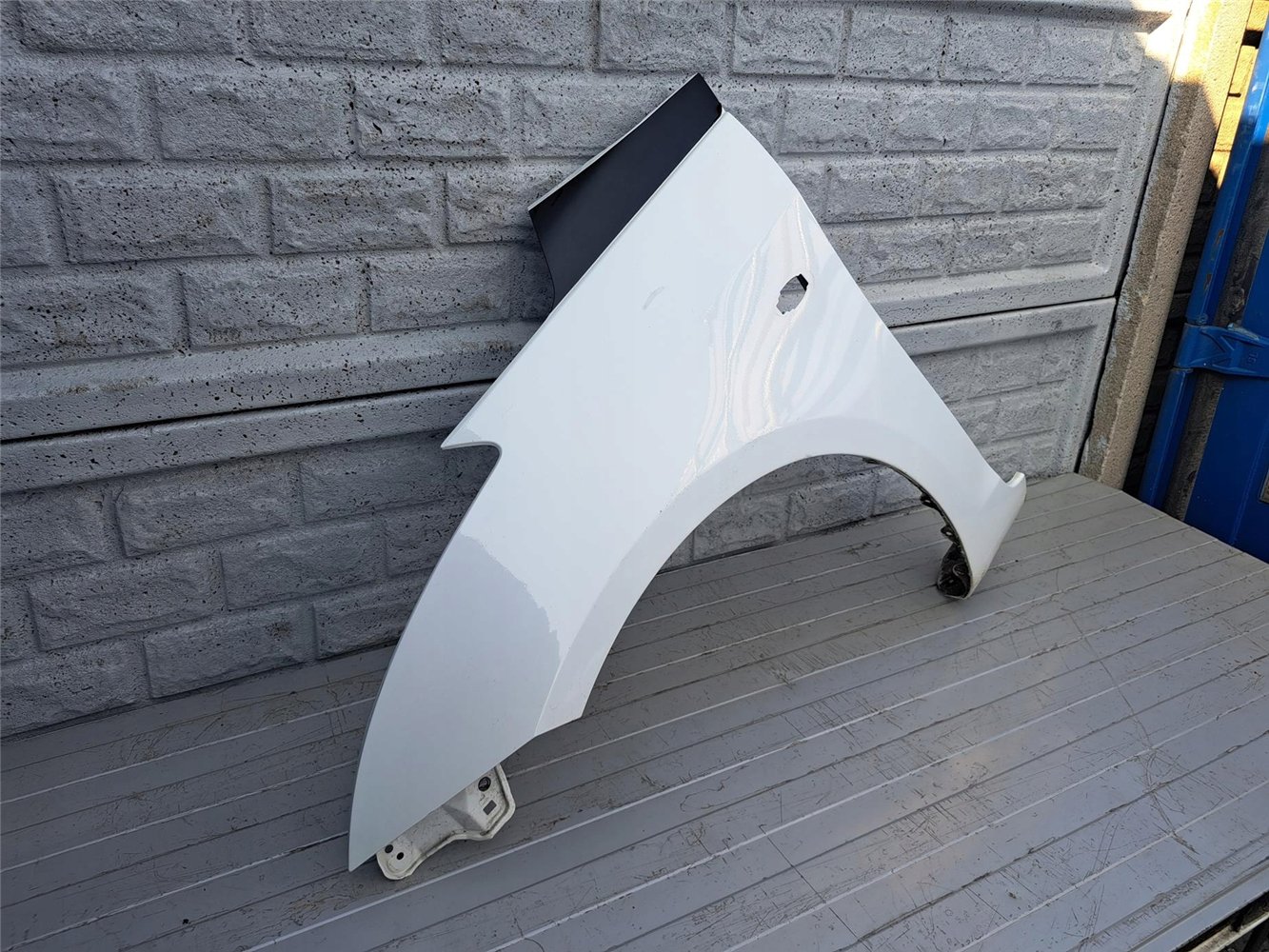 SUZUKI SWIFT Mk7 10-17 BŁOTNIK PRZEDNI LEWY ORYGINAŁ (17366442300)