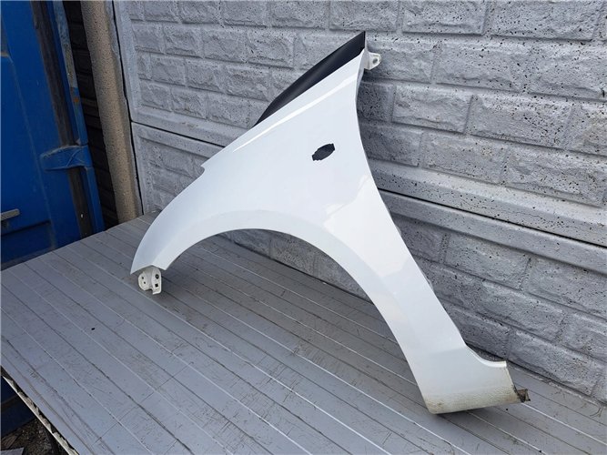 SUZUKI SWIFT Mk7 10-17 BŁOTNIK PRZEDNI LEWY ORYGINAŁ (17366442300)