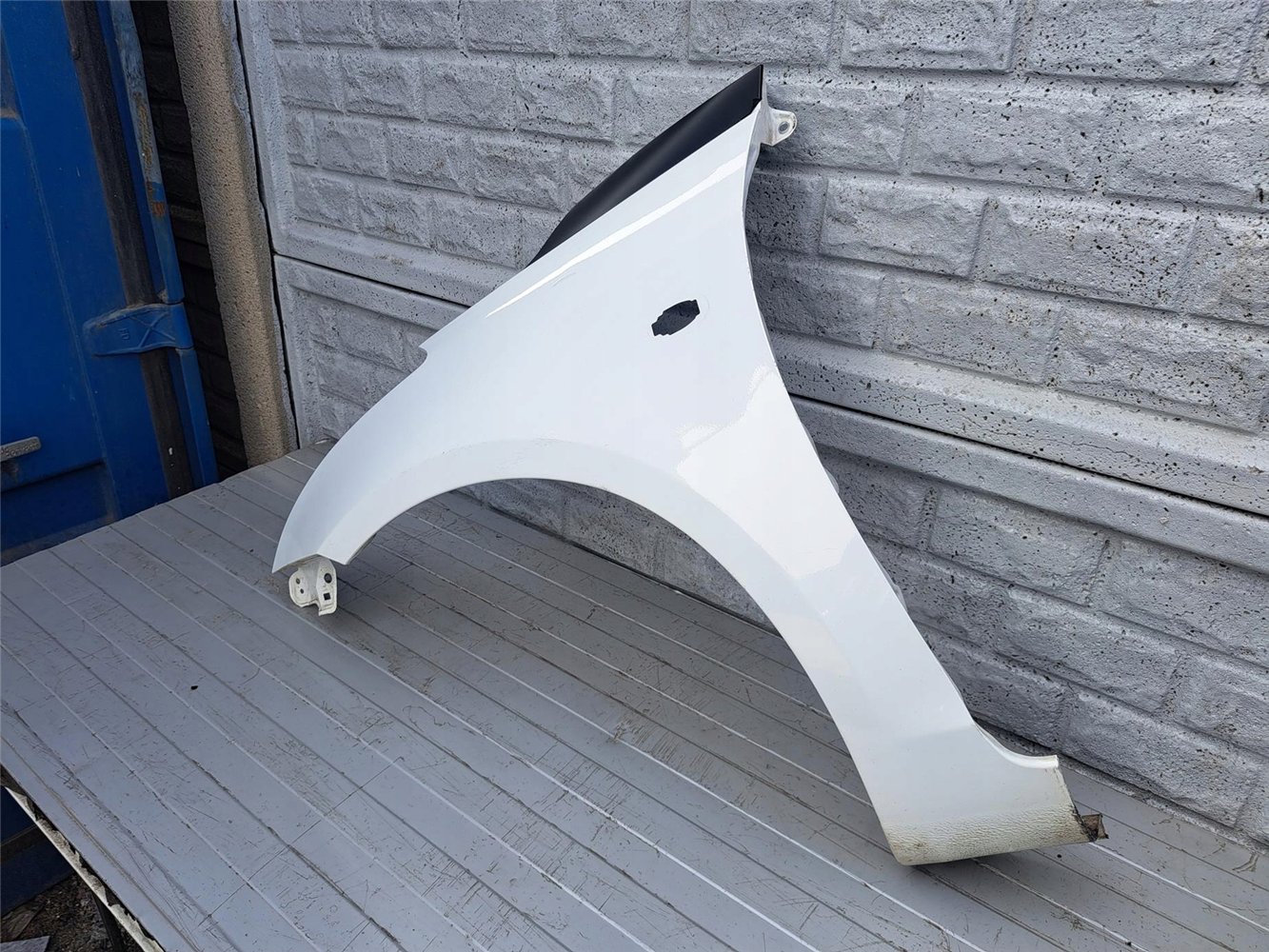 SUZUKI SWIFT Mk7 10-17 BŁOTNIK PRZEDNI LEWY ORYGINAŁ (17366442300)