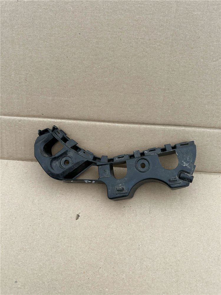 Prowadnica, ślizg zderzaka - 3C8 807 183 C - VW Passat CC - przód lewy (17374649172)