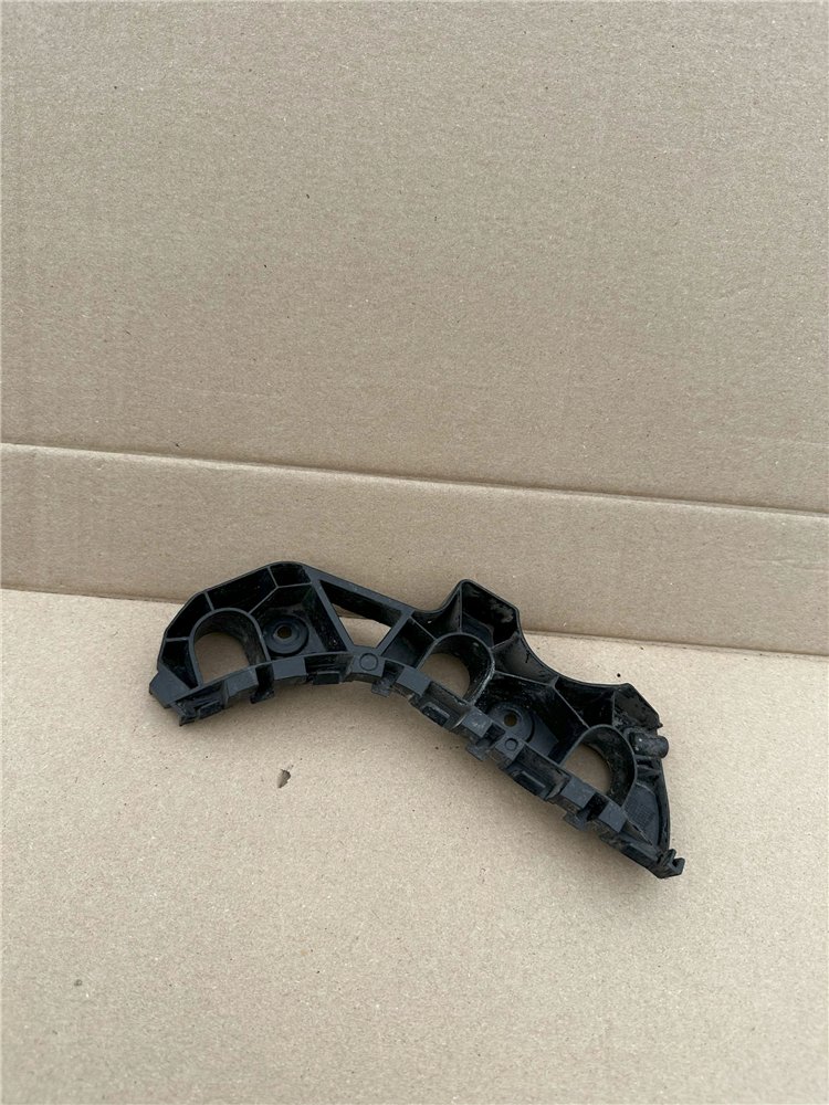 Prowadnica, ślizg zderzaka - 3C8 807 183 C - VW Passat CC - przód lewy (17374649172)