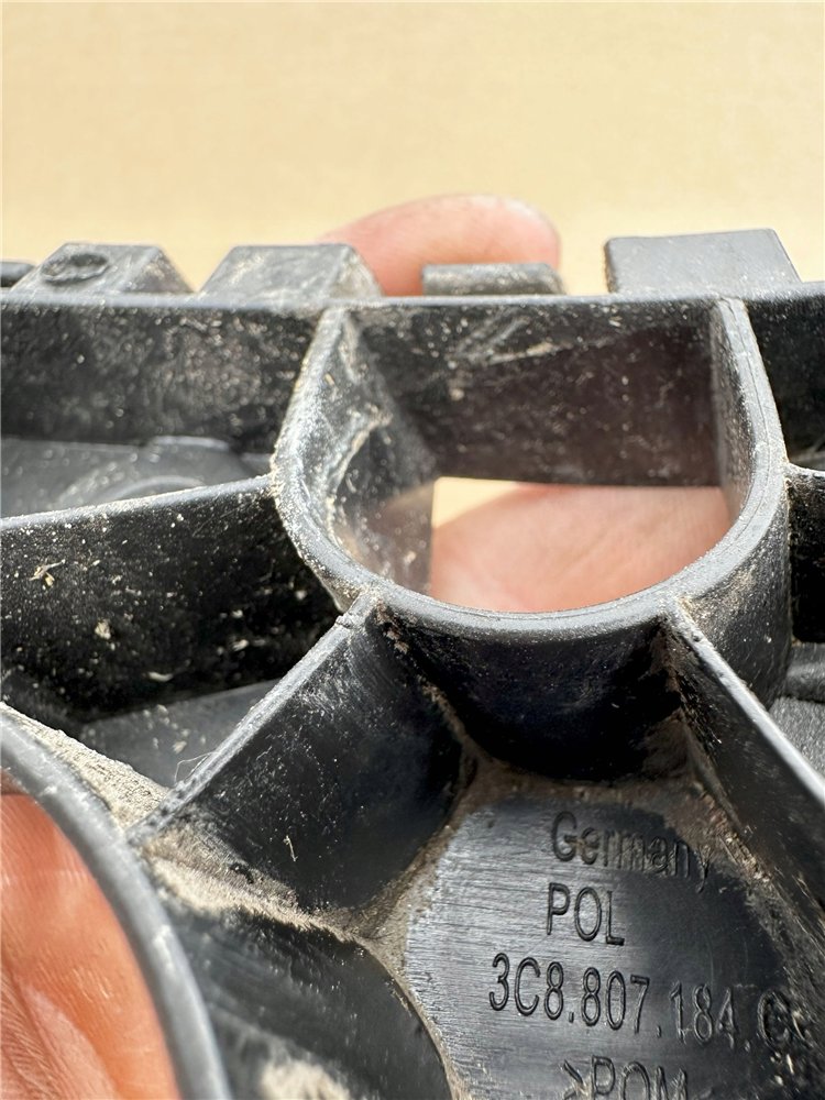 Prowadnica, ślizg zderzaka - 3C8 807 183 C - VW Passat CC - przód lewy (17374649172)