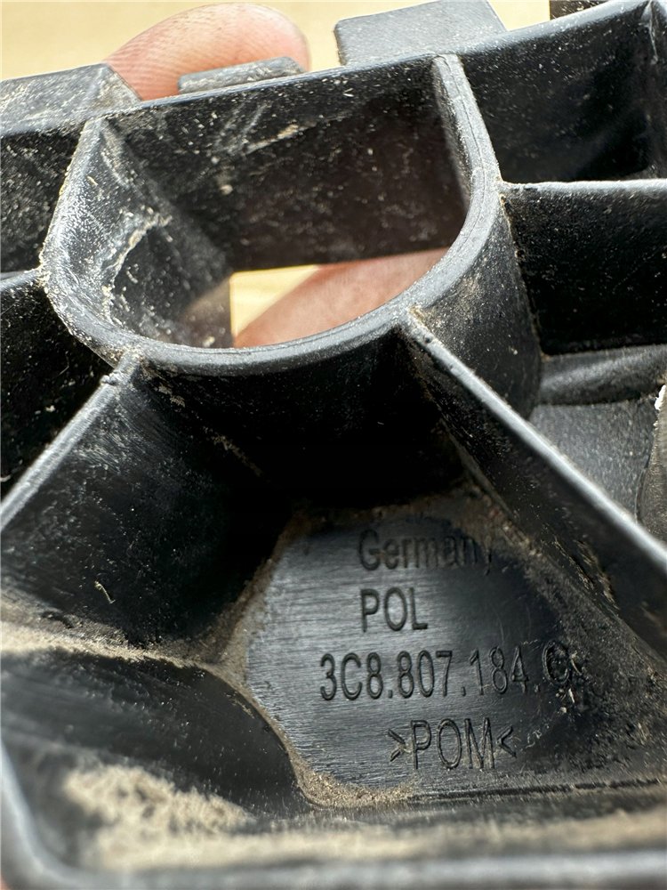 Prowadnica, ślizg zderzaka - 3C8 807 183 C - VW Passat CC - przód lewy (17374649172)