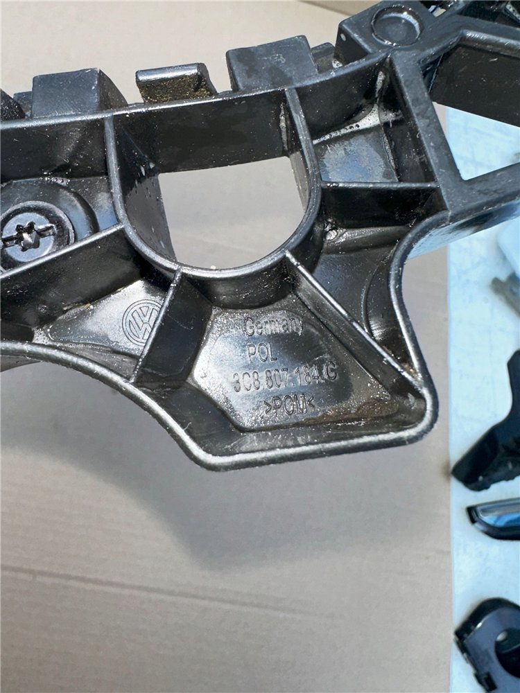 ślizg zderzaka - 3C8 807 183 C VW Passat CC - przód / PRAWY ORYGINAŁ (17389630100)