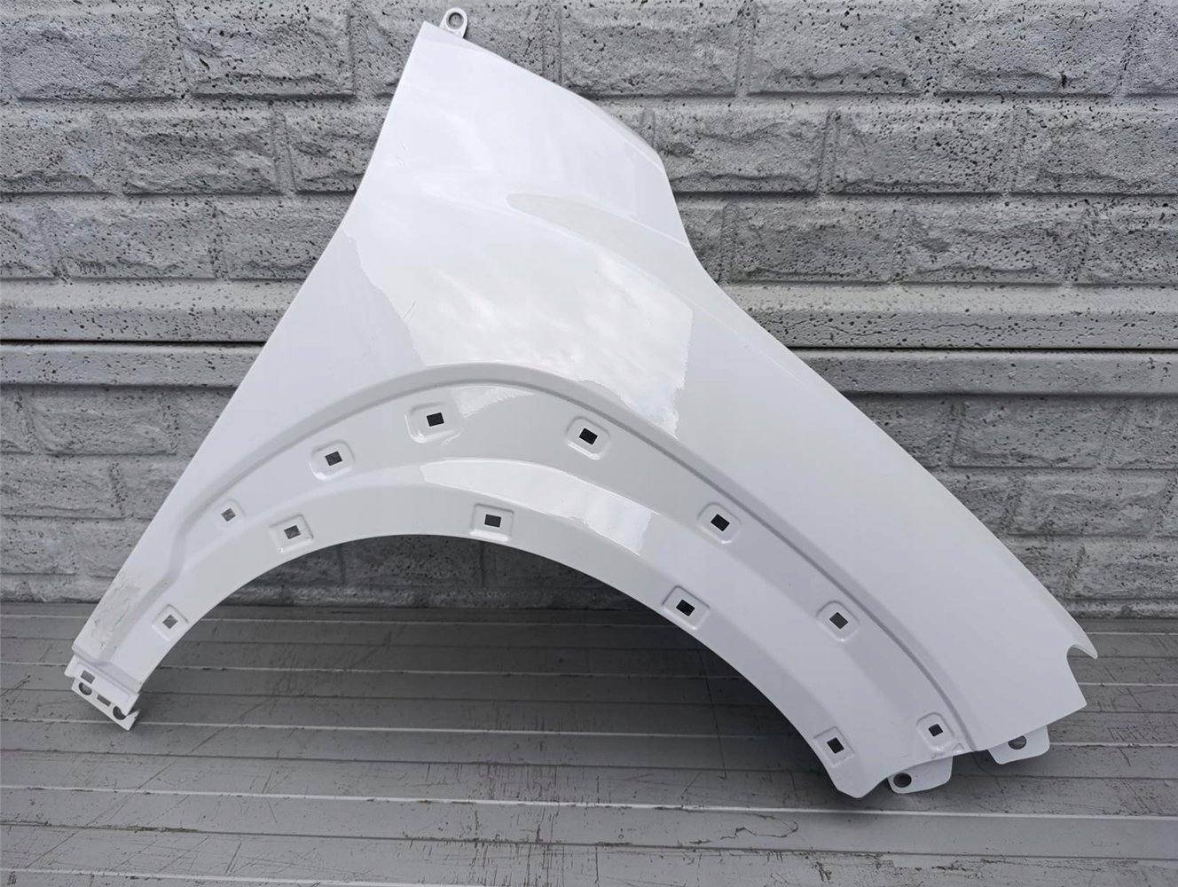 HYUNDAI KONA 2018-2024 BŁOTNIK PRAWY PRZEDNI ORYGINAŁ (17392737750)