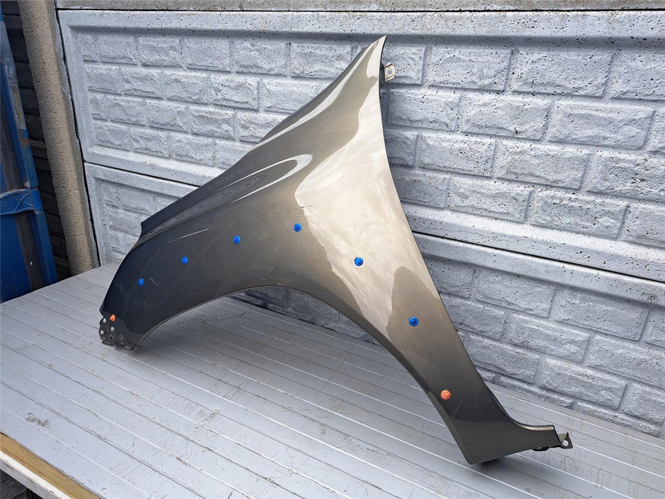 TOYOTA HILUX 15- BŁOTNIK PRZEDNI LEWY ORYGINAŁ (17399980317)